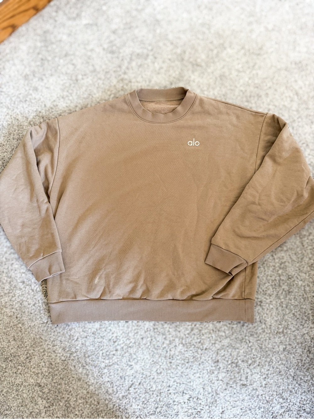 ALO Yoga woman’s Crewneck Sweater in Gravel (brown) Medium